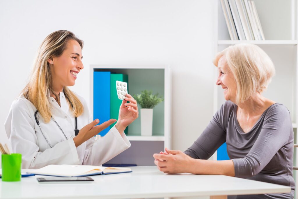 senior discutant avec le docteur des signes de Parkinson