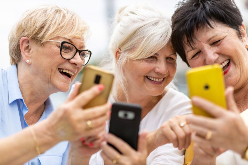 seniors utilisant un téléphone adapté pour la démence
