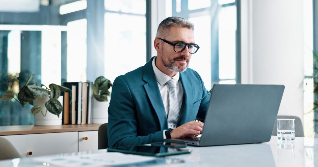 homme fonctionnaire concerné par la retraite progressive à 60 ans