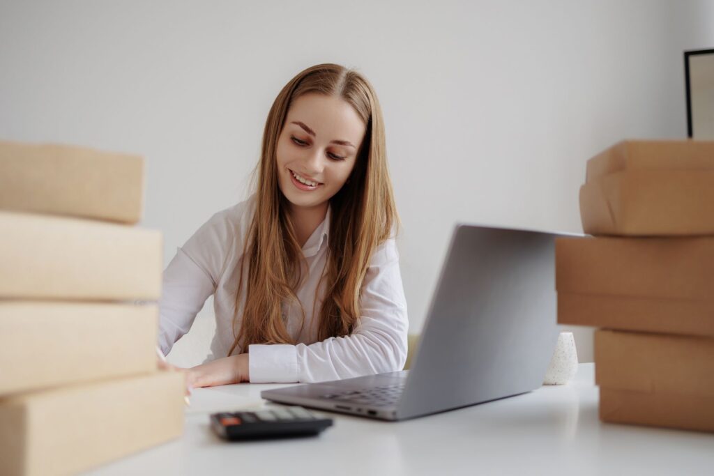 femme faisant l'inventaire des biens de la maison d'un parent décédé