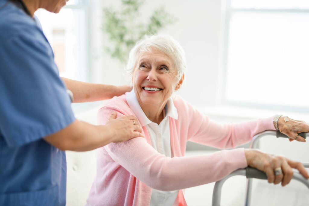 femme senior faisant évaluer son GIR avant d'entrer en village senior