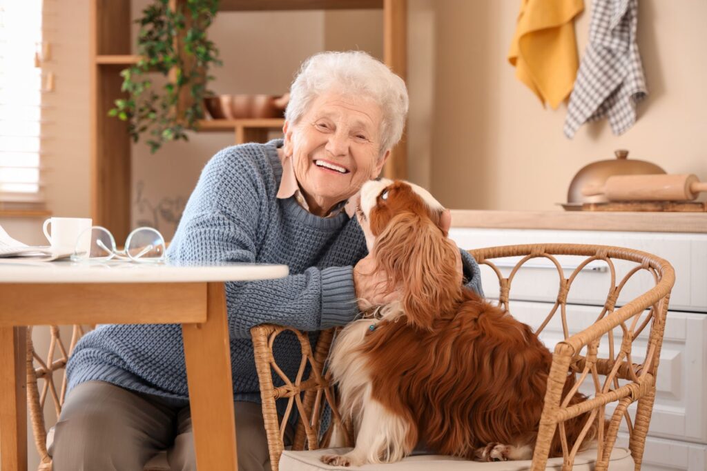 femme senior en éco-résidence acceptant les animaux
