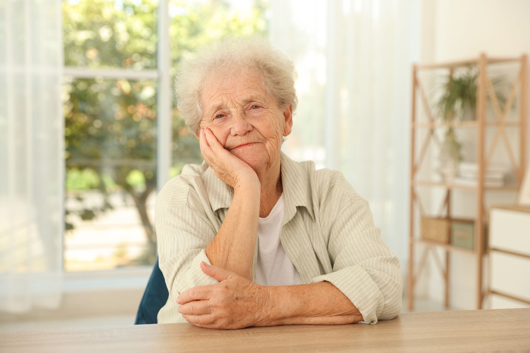 Votre parent se sent seul en été Les solutions pour garder le lien à distance