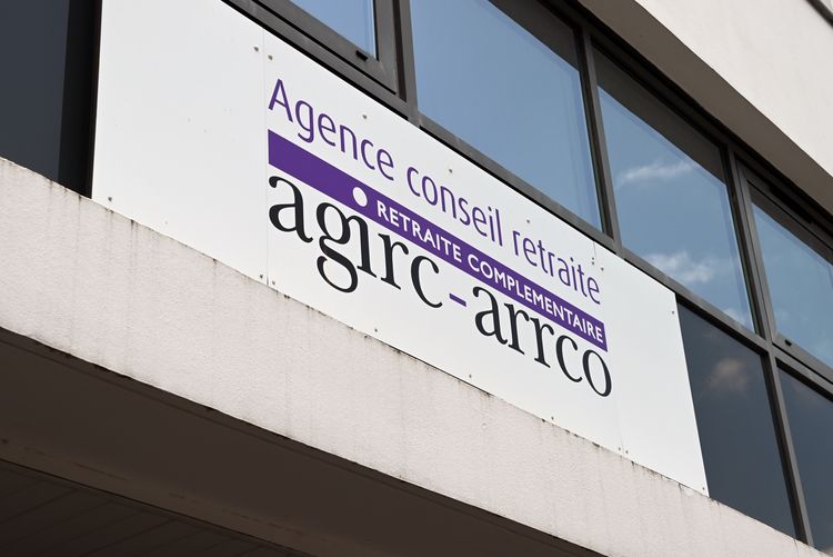 Pancarte de l'agence conseil retraite de la complémentaire Agirc-Arrco