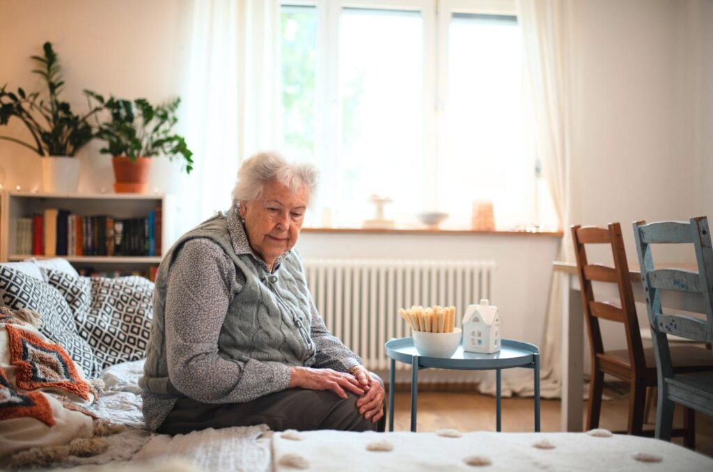 senior qui se sent mal émotionnellement