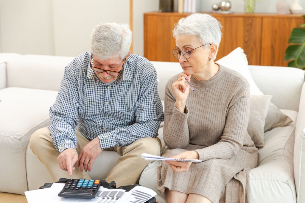 seniors cherchant des aides financières en EHPAD