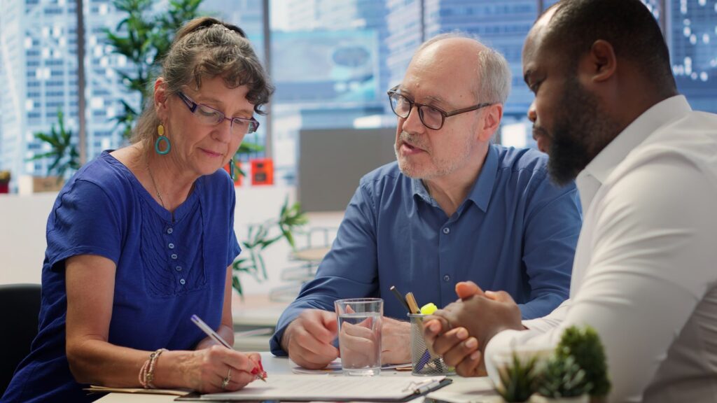 seniors découvrant le montant de leur pension
