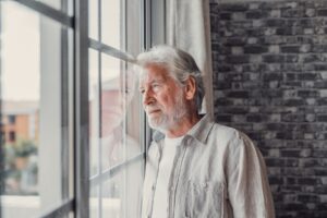 Isolement, faibles ressources : comment obtenir une place en village senior