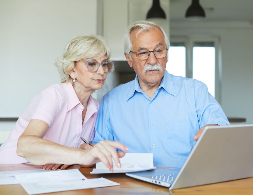 seniors calculant le montant de leur prime senior