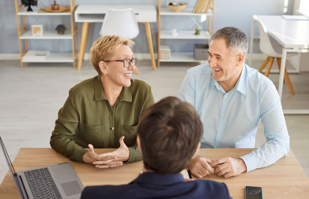 seniors découvrant les conditions de l'usufruit