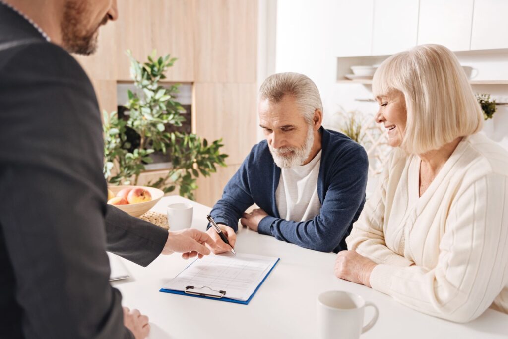 couple de seniors prévoyant une conversion de l'usufruit
