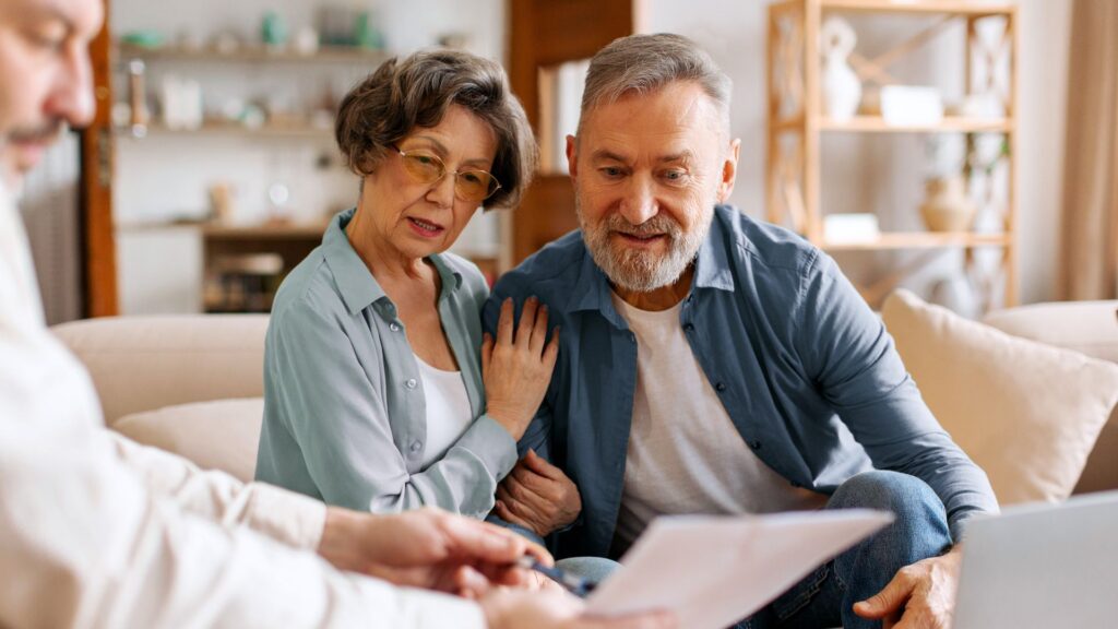couple de seniors découvrant le contrat en village senior