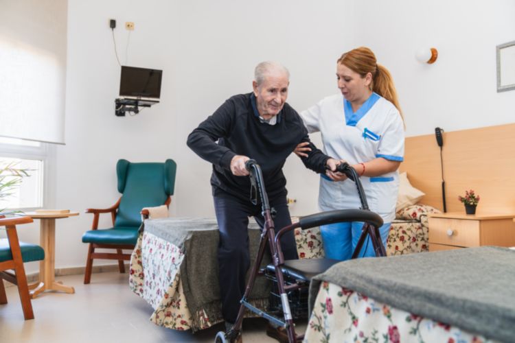 Personne âgée et auxilaire de vie en Ehpad : une aide financière peut être accordée pour couvrir la dépendance