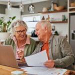 Couple calculant le montant de sa retraite après une pension invalidité