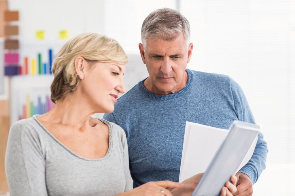 seniors lisant les conditions pour bénéficier de la retraite progressive à 60 ans