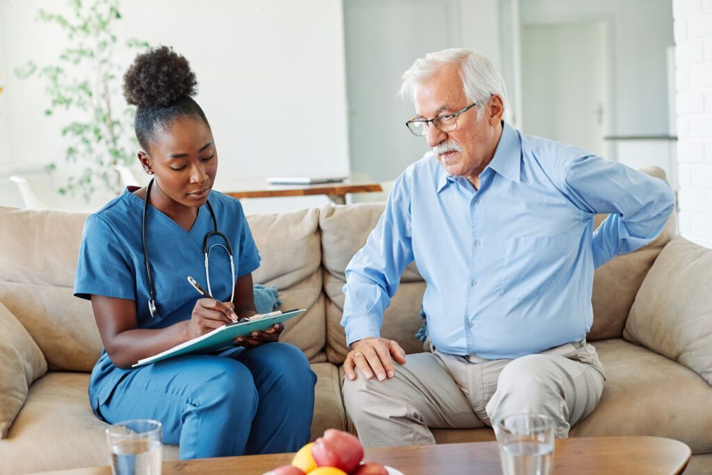 senior faisant une évaluation du GIR pour bénéficier de l'APA à domicile