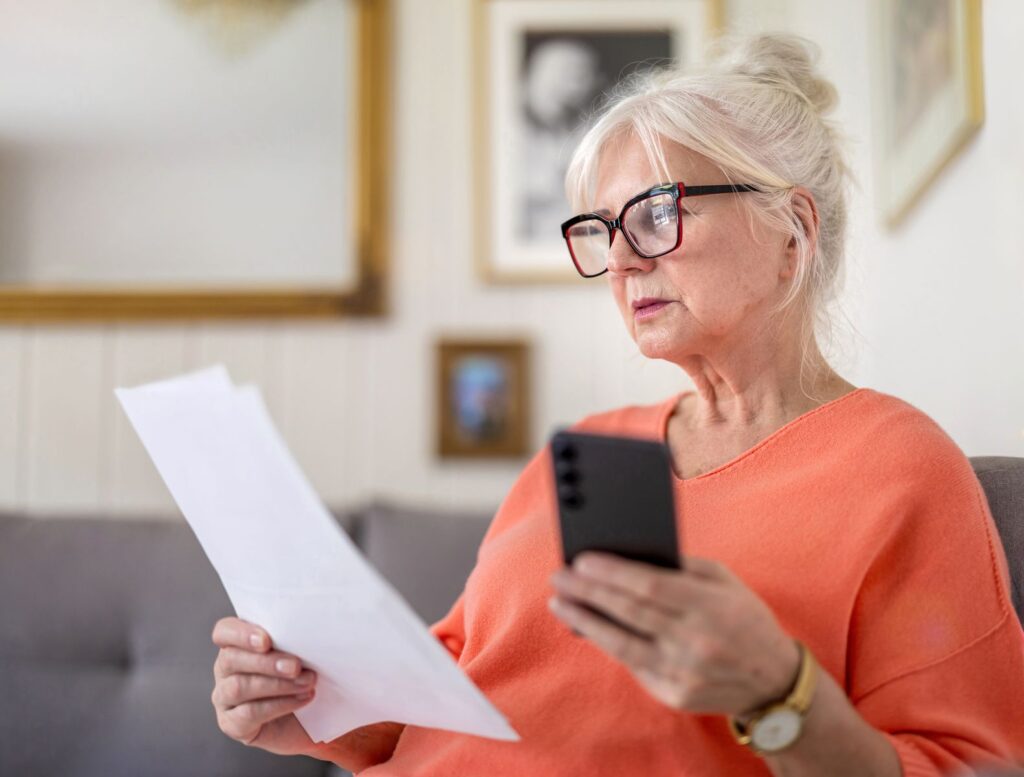 femme senior comparant les assurances habitation