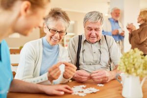 Ateliers mémoire pour seniors : des exercices simples qui boostent vraiment le cerveau