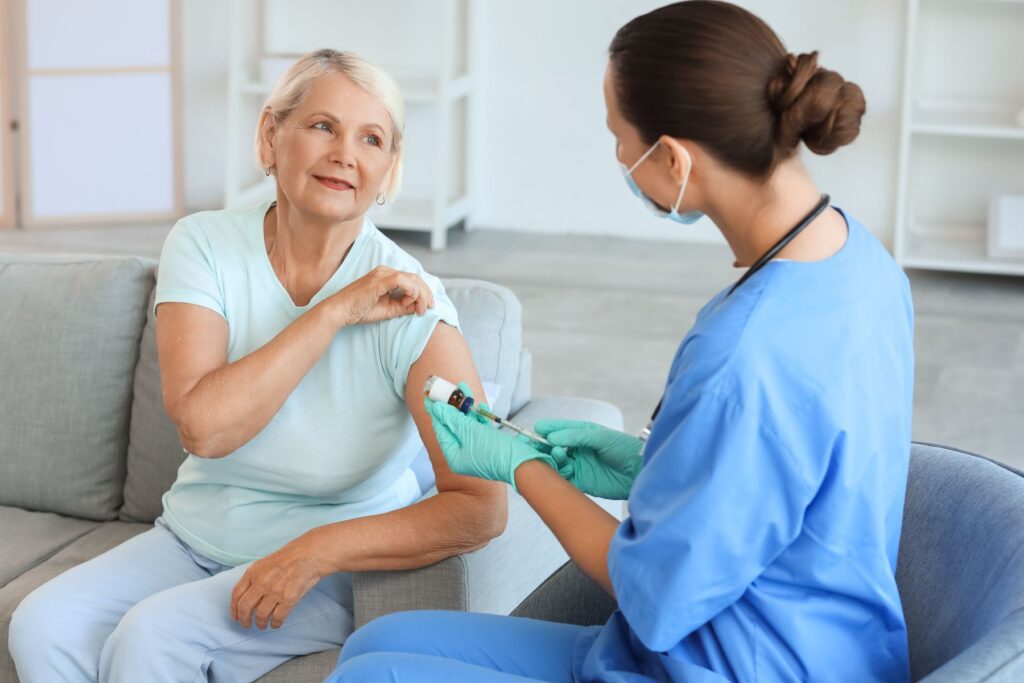 femme senior atteinte d'un cancer et recevant un vaccin