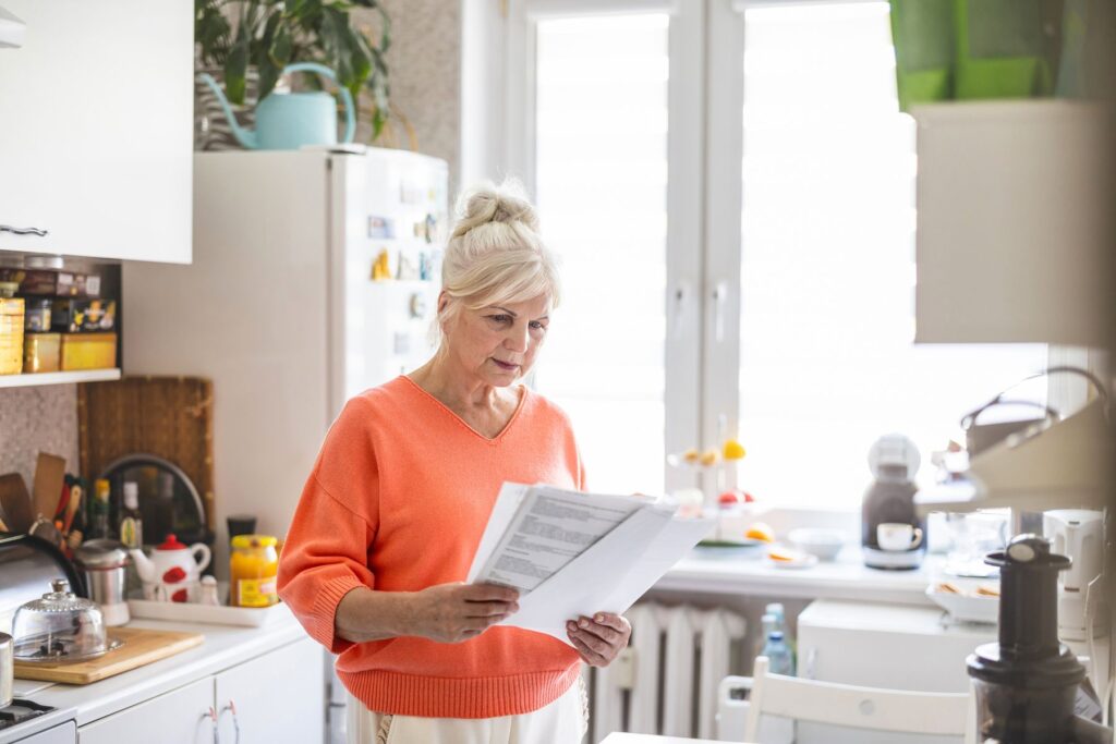 senior découvrant le montant de sa pension de réversion
