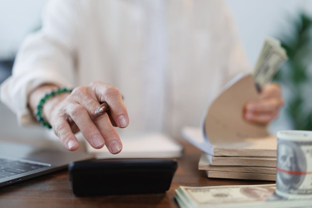 senior calculant les coûts en EHPAD Alzheimer