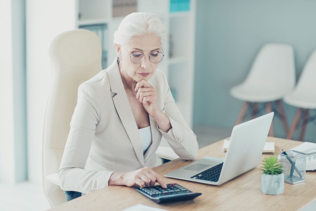 femme senior découvrant le montant de l'abattement sur une donation