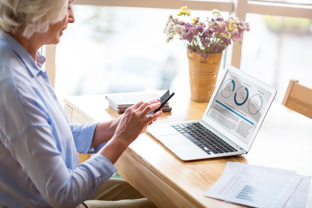 senior faisant une donation en nue-propriété de sa maison