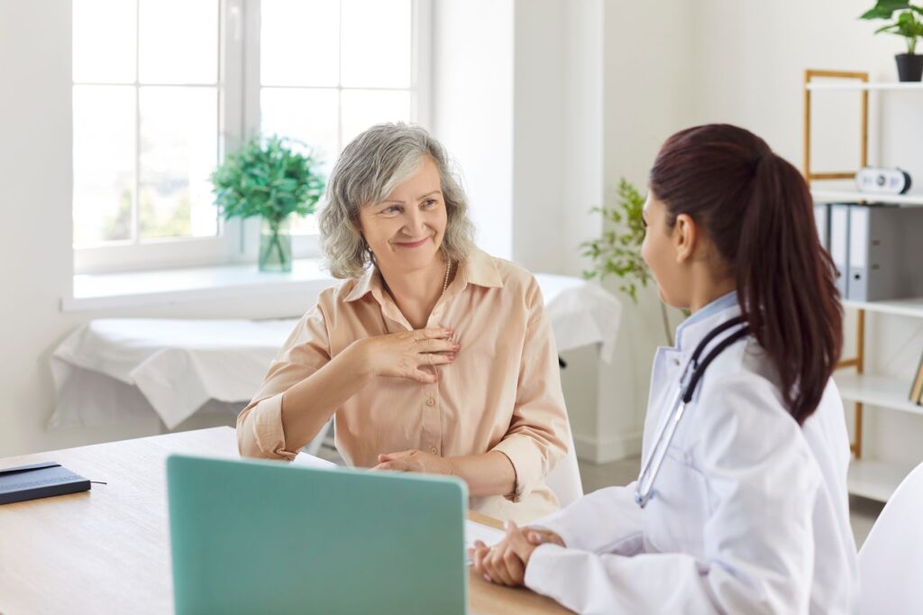 senior découvrant les résultats de son test de créatinine