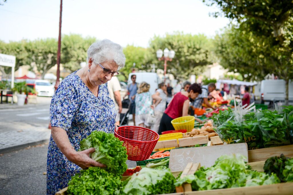 senior faisant son marché en Provence