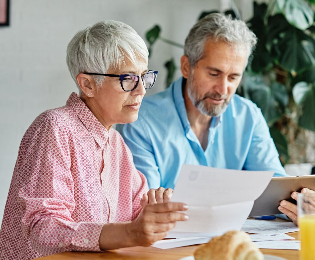 seniors calculant le montant de leur pension de réversion