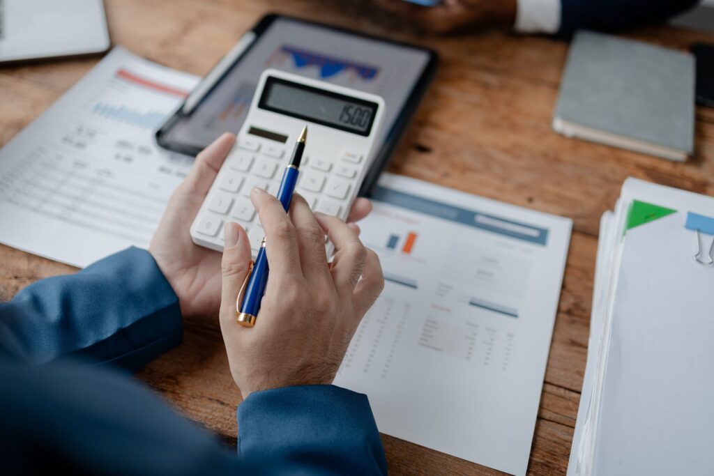 senior avec ALD calculant le montant de sa retraite