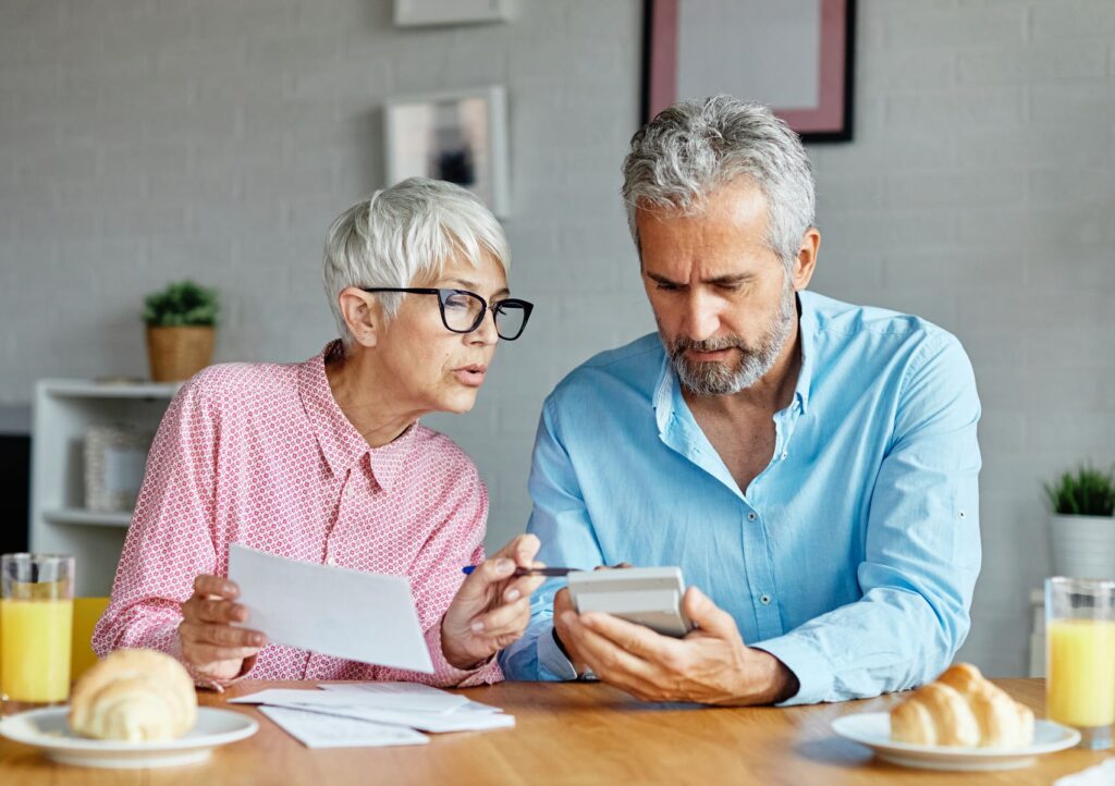 seniors calculant le montant de la pension de réversion pour un couple en 2025