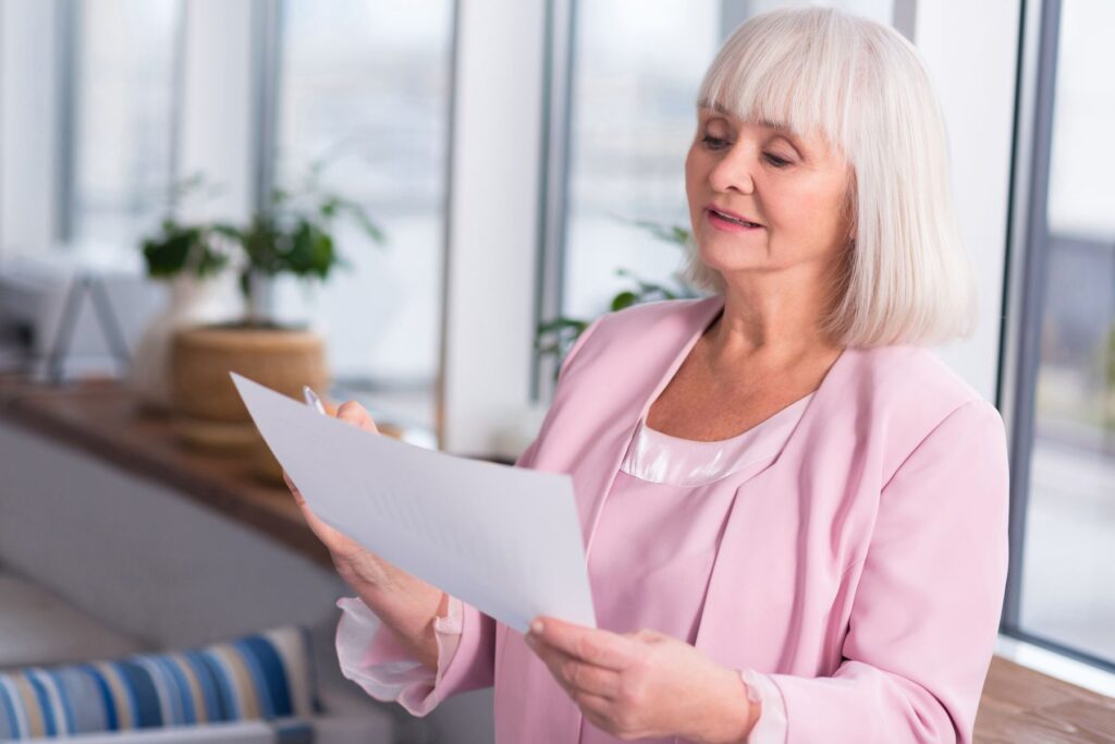 senior faisant une demande pour une pension de réversion