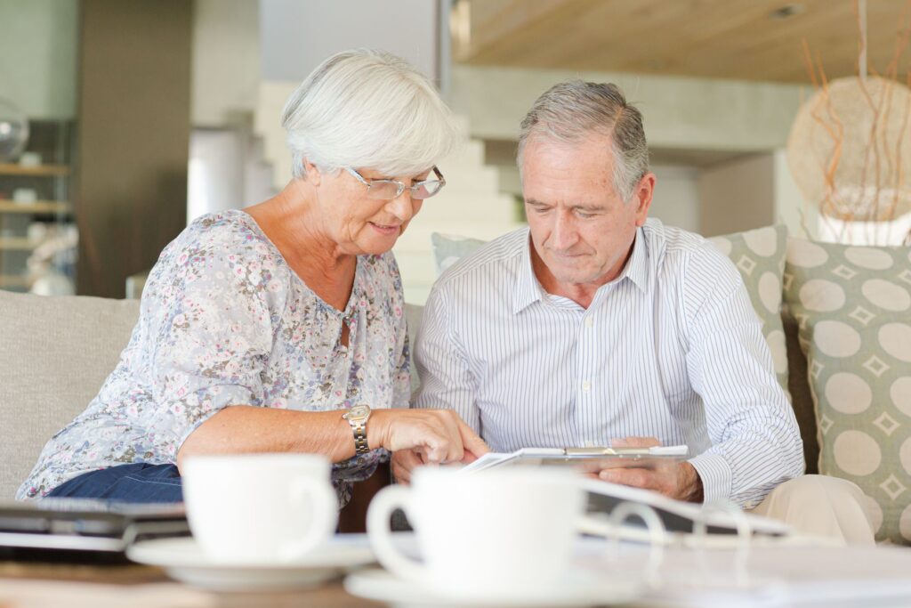 seniors découvrant les conditions de la retraite progressive