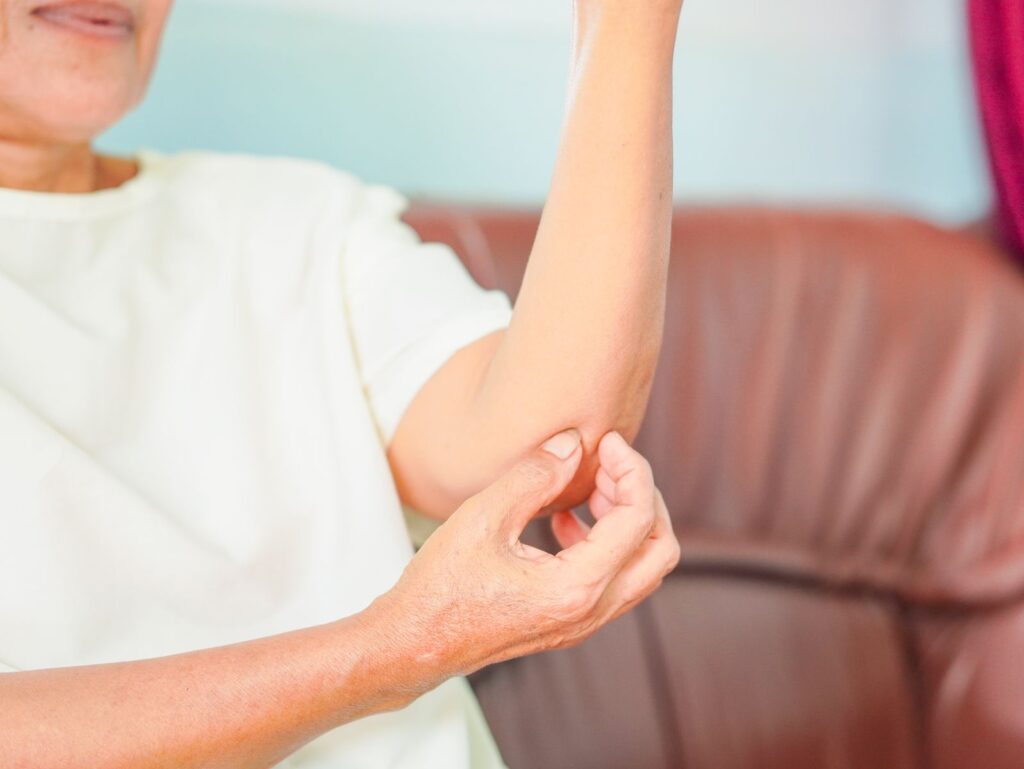 senior avec uene plaie au bras