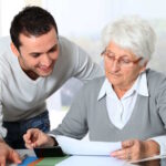 Curateur assistant une personne âgée sous curatelle à faire ses comptes