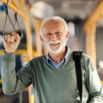 Senior dans le bus, profitant d'une aide au transport pour les personnes âgées