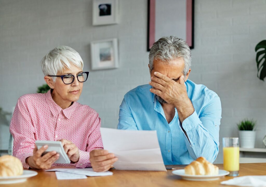 senior faisant une demande de crédit d'impot pour l'emploi de services à domicile
