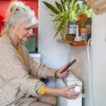 Électricité, gaz, bois comment “étirer” le chèque énergie pour un parent à domicile ou en résidence cet hiver