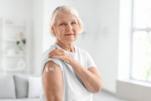Grippe, Covid-19 et variant Frankenstein : quels gestes et vaccins sont-ils importants pour les seniors cette saison ?