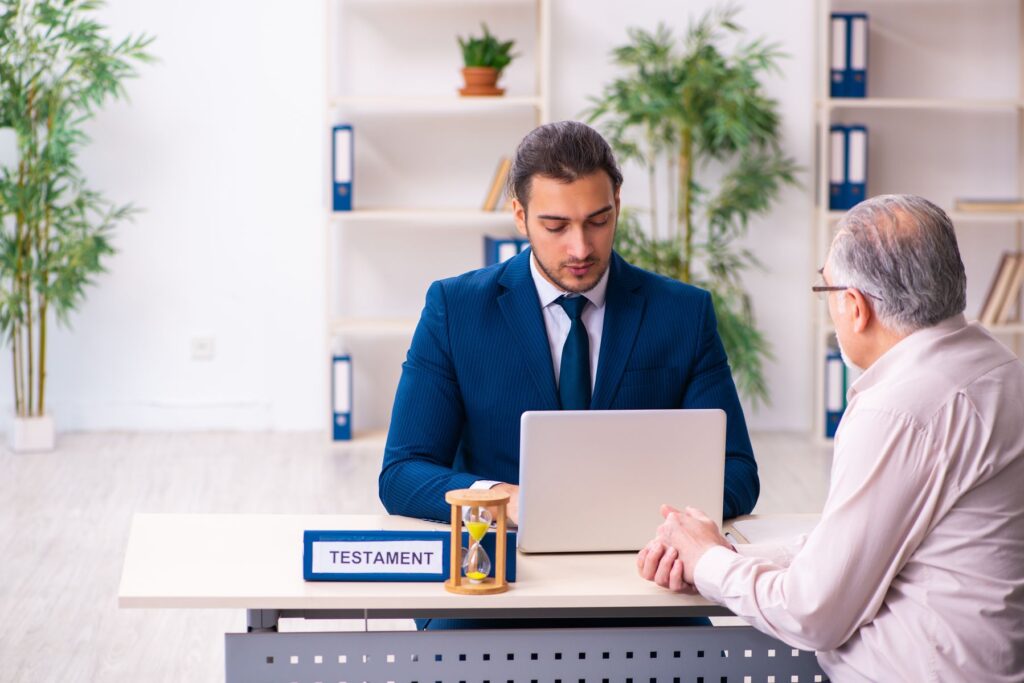 senior organisant sa succession avec un notaire