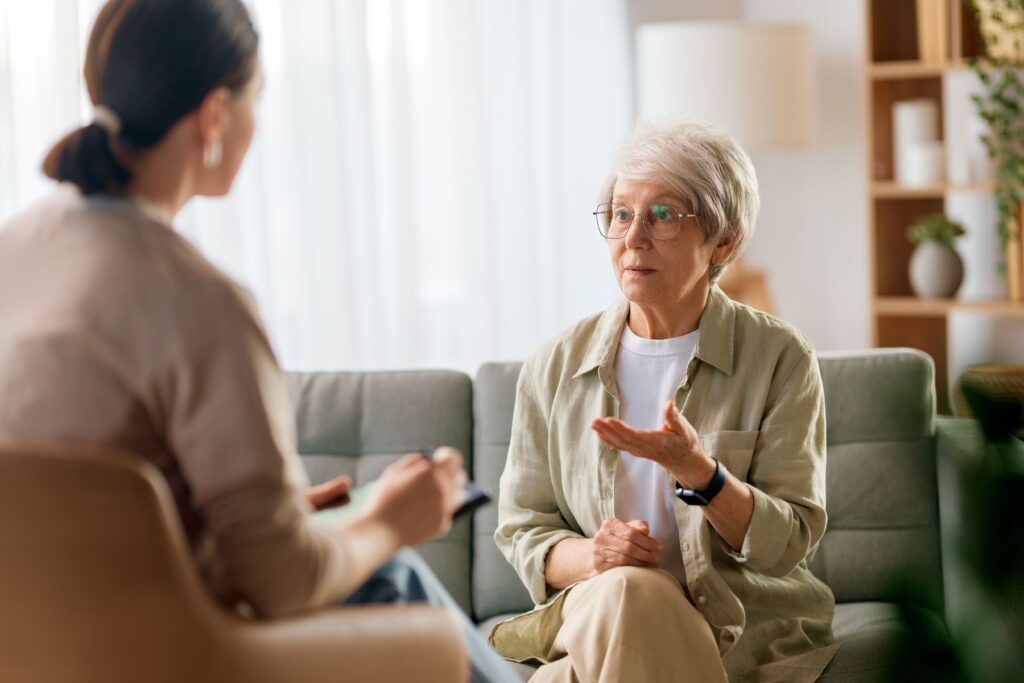 seniors sous curatelle discutant avec son tuteur