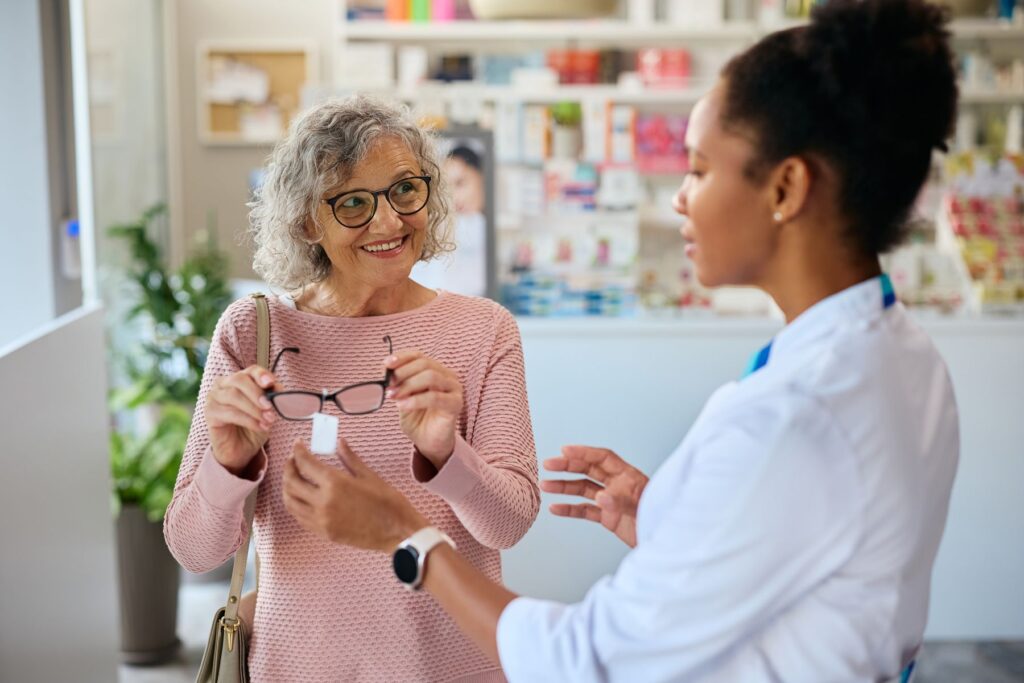 senior achetant une nouvelle paire de lunette avec sa mutuelle senior