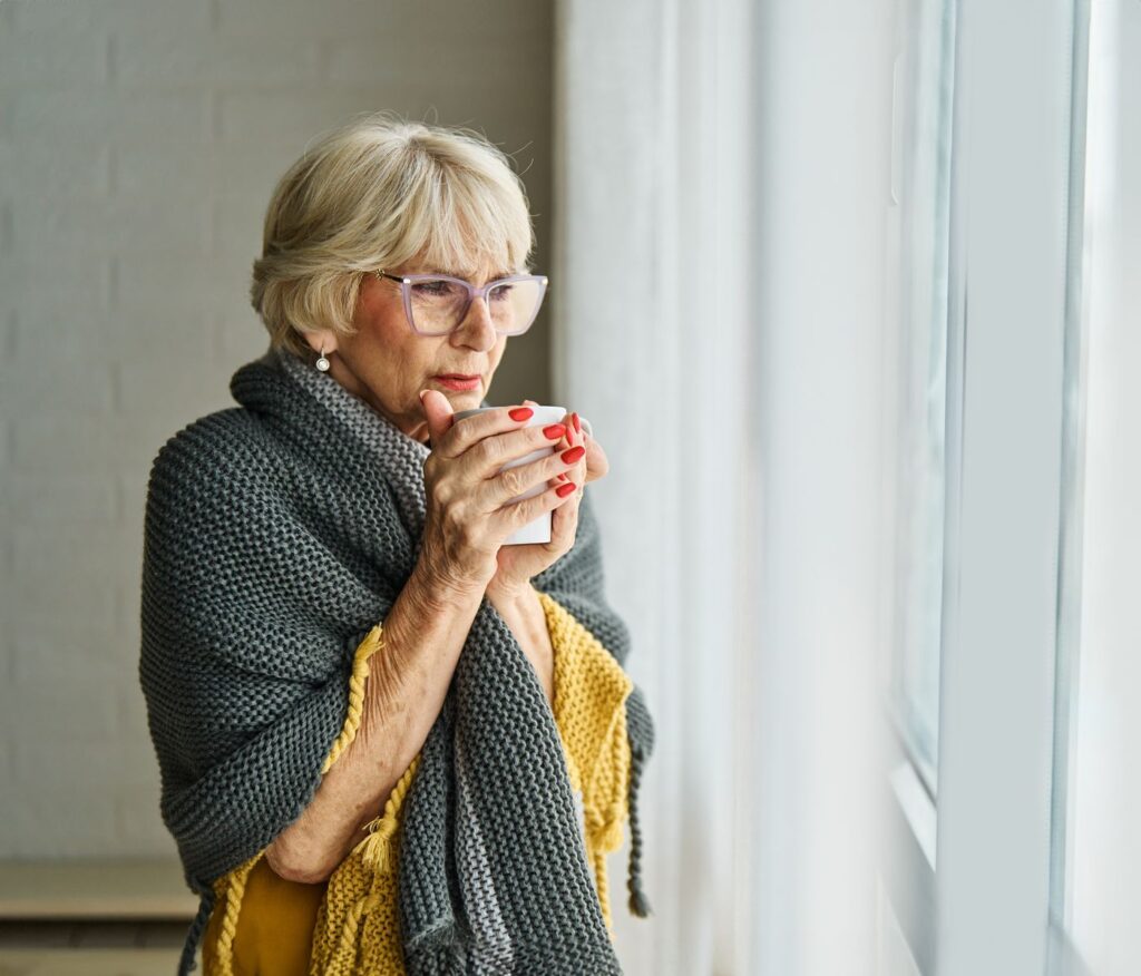 senior souffrant de l'humidité dans sa maison