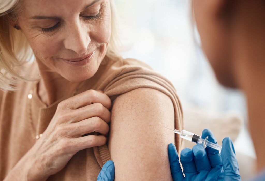 senior se faisant vacciner contre la grippe