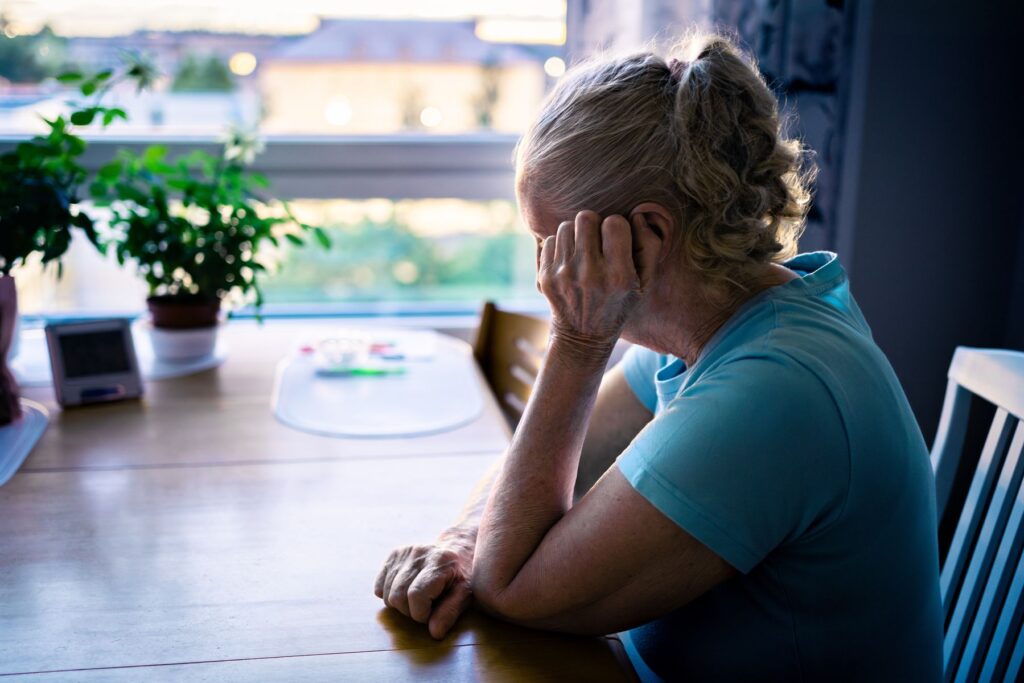 femme senior en situation de mort sociale