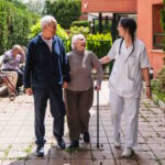 Couple de retraités souriant en EHPAD