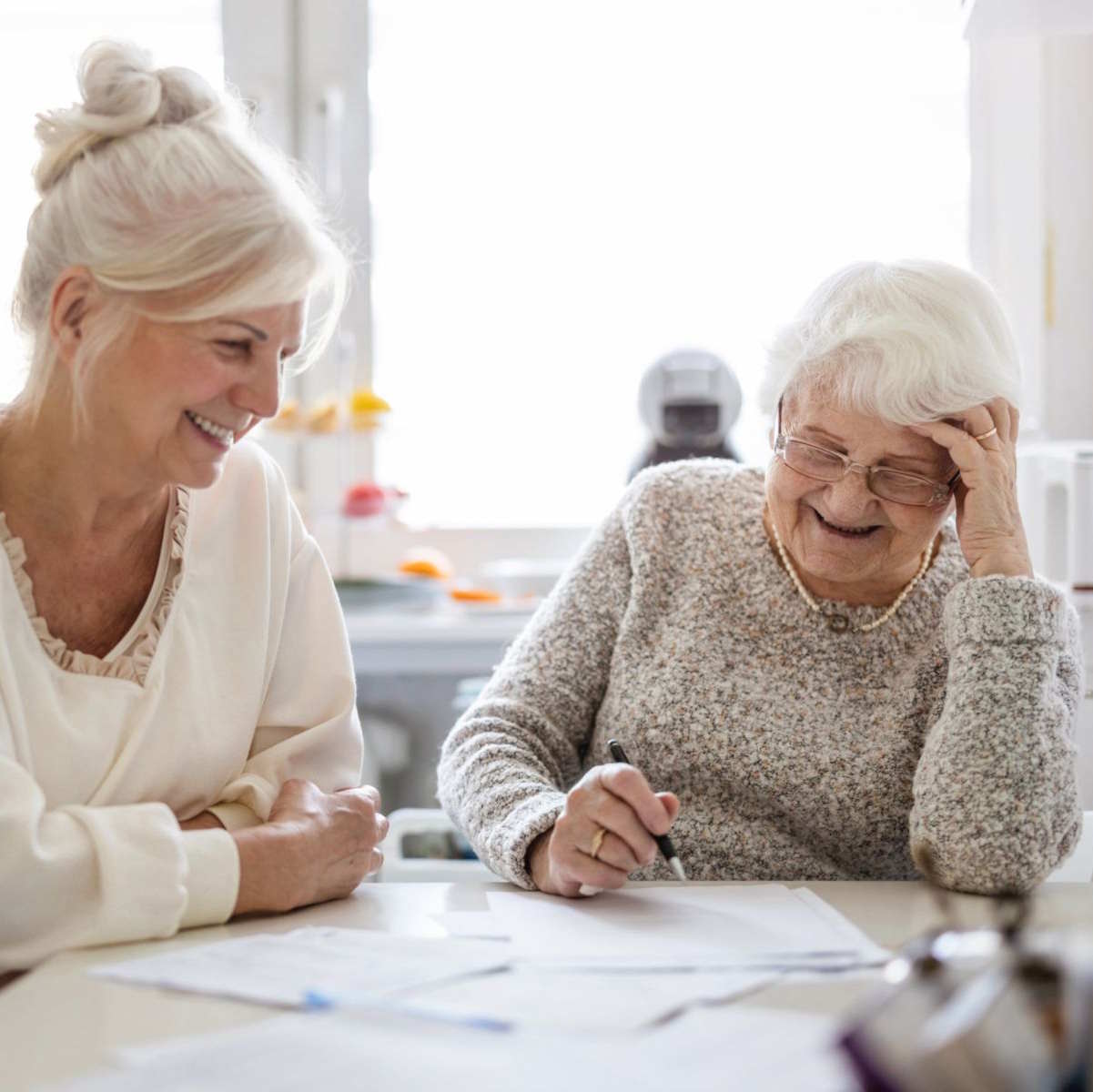 Personne âgée et sa fille vérifiant leur budget pour couvrir le prix en Ehpad en 2025