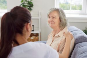 Aide à domicile : que faire en cas de soupçon de vol chez une personne âgée ?