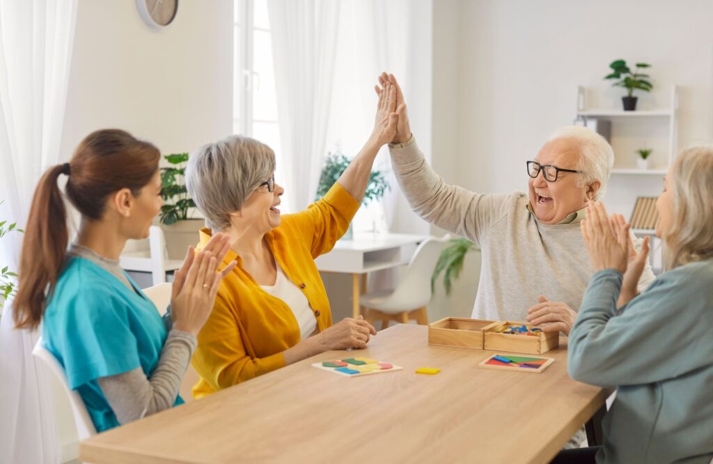 seniors jouant à des jeux de mémoire dans un EHPAD Montessori